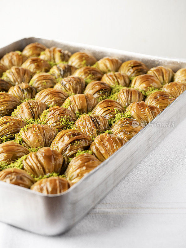 Mussel Baklava，开心果Mussel Baklava, Baklava，土耳其Midye Baklava(贻贝形状的Baklava)与开心果坚果